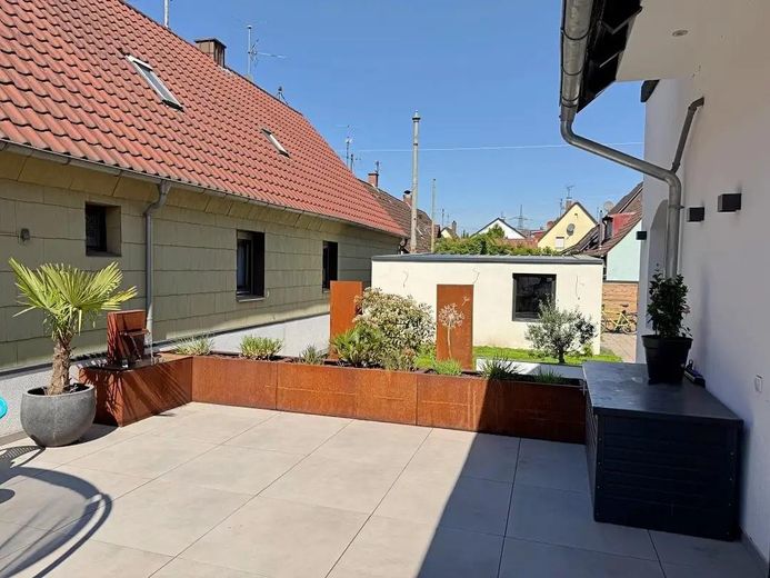 Zukunftssicheres Design-Atriumhaus: Klasse B, 12kWp PV, Klima, Kamin & Einlieger-Option – Terrasse