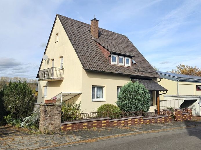 Gelegenheit für die große Familie: Zweifamilienhaus mit Einliegerwohnung in ruhiger Lage im Angebot! – 5263 - Ansicht mit Balkon (DG)
