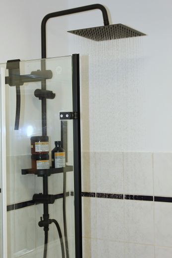 Gemütliches Apartment in U-Bahn-Nähe Forstenried - inklusive Möbel, Strom, Internet – Angenehme Regendusche