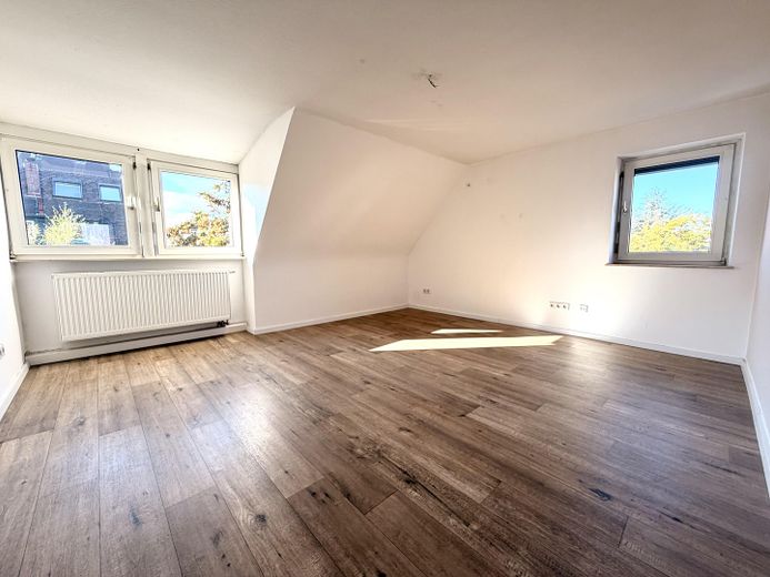 Viel Raum für Familie oder Investment – leere 4 Zimmer-Wohnung + PROVISIONSFREI + – Raum 1