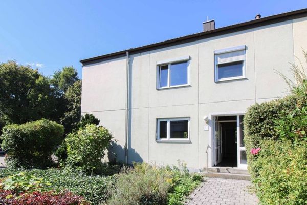 Rustig gelegen, groot hoek-r rijenhuis met veel kamers en mogelijkheden voor eigen inrichting 
in Ulm-Böfingen