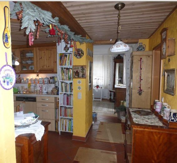 Blick in Küche u. Wohnzimmer