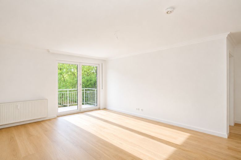 Erstbezug nach Modernisierung | 2-Zimmer-Wohnung mit Balkon, Aufzug & neuer Einbauküche – Wohnzimmer 