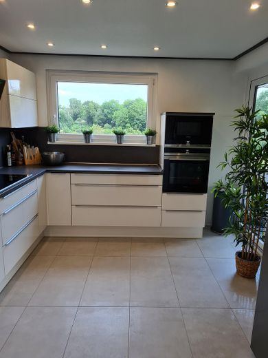 Modern renovated 3.5-room apartment with balcony, garage & fitted kitchen | Owner-occupiers or approx. 6% yield – Küche