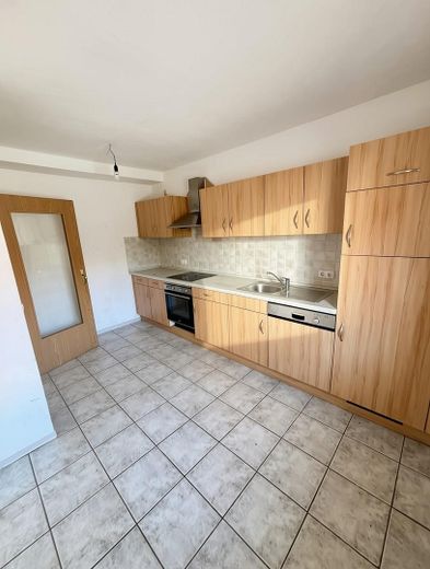 Su propia entrada junto al Meno – 3 habitaciones, disponible de inmediato – Küche