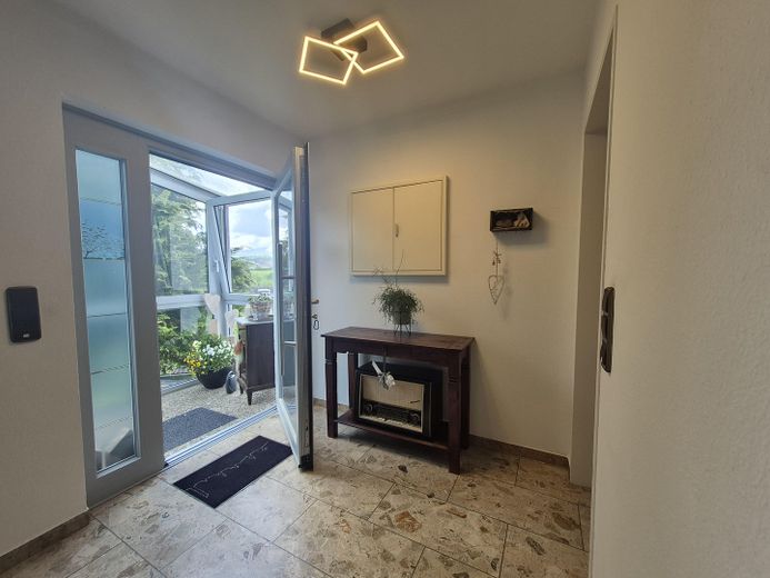 Außergewöhnliches Mehrfamilienhaus mit Aussicht und Ausblick – Eingang EG / DG Wohnung