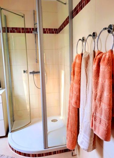 Freistehendes Einfamilienhaus mit massiv erbautem Atelier – Duschbad