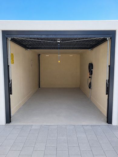 Erstbezug: A+ Neubau-Reihenhaus mit 6 Zimmern, Premiumküche, PV-Speicher & Garten – Garage mit Wallbox