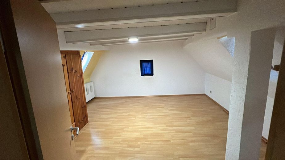 Großzügige teilmöblierte 4-Zimmerwohnung mit Balkon & EBK – Schlafzimmer2_andere_Sicht