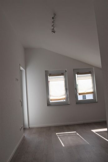 Casa bifamiliare senza provvigioni in posizione eccellente - periferia del paese, giardino, abitazione e eventualmente affitto – Schlafzimmer OG-Wohnung
