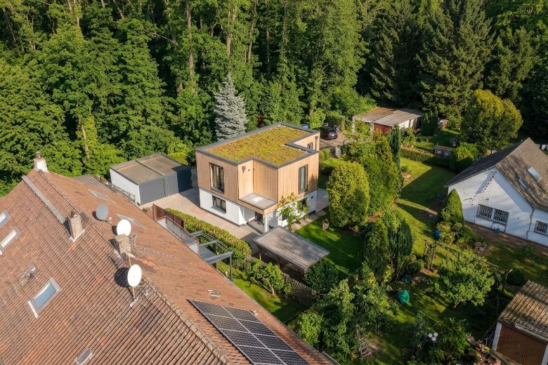Freistehendes Designhaus am Wald | hochwertig modernisiert , einzugsbereit | 7 Stellplätze – A_Drohnenaufnahme_Grundstueck