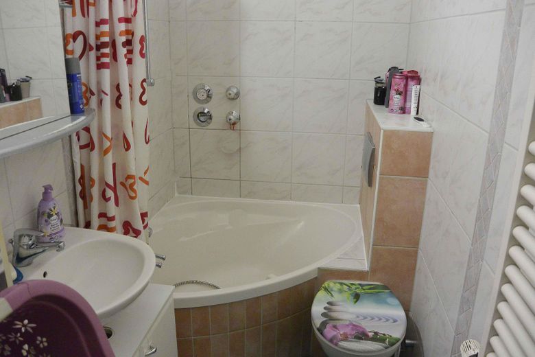 Bad mit Eckbadewanne