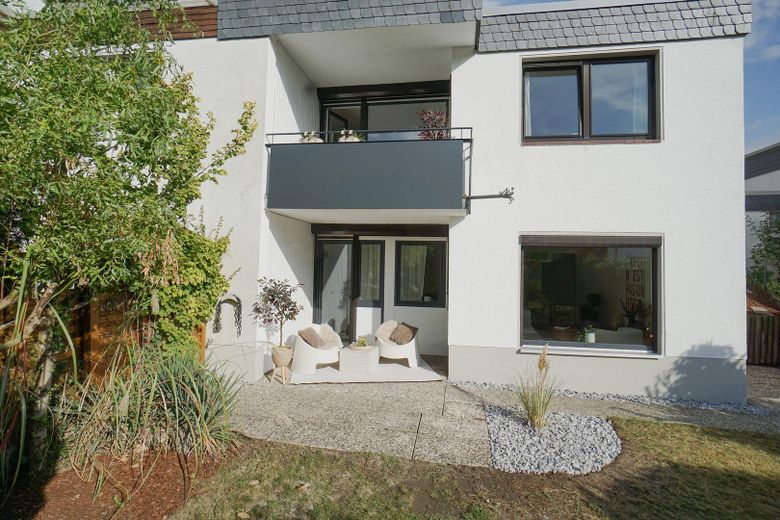 Vivere come si ama oggi. Porzione di bifamiliare ristrutturata in stile moderno - pronta per essere abitata *senza commissioni* – Außenansicht Gartenseite