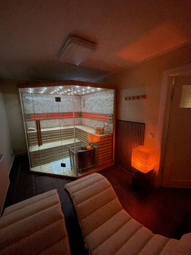 Renditeobjekt: Mehrfamilienhaus mit 5 möblierten Einheiten & Wellnessbereich. Provisionsfrei – Foto 3