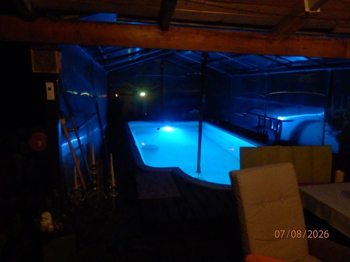Einfamilienhaus mit Pool & Saunahaus und viel Privatsphäre – Pool bei Nacht