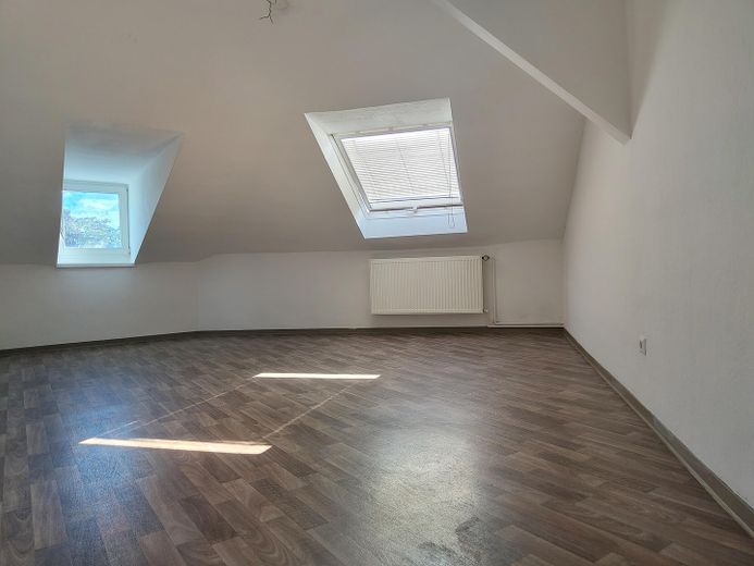 Appartement mansardé central de 3 pièces (env. 83 m²) avec climatisation et emplacement de stationnement – Wohn- & Esszimmer