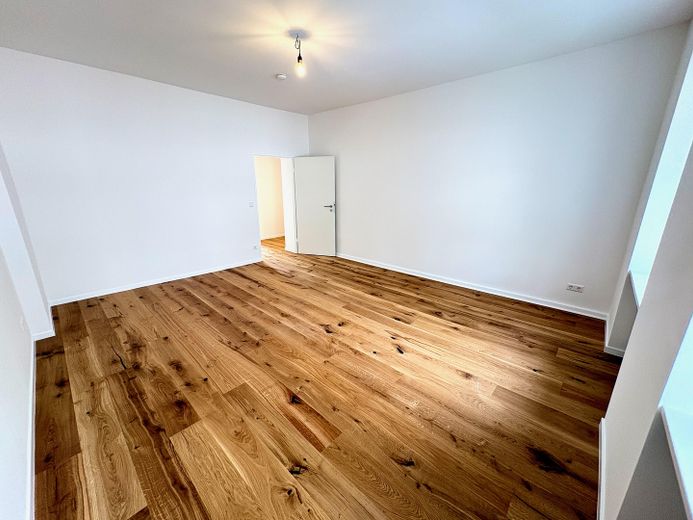 Sofort bezugsfertig und vollständig modernisierte 2 Zimmer Wohnung – Wohnzimmer