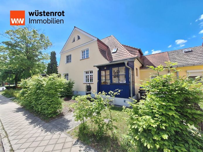 Charmantes Reihenmittelhaus mit schönem Garten in zentraler Wohnlage von Zschornewitz – Straßenansicht