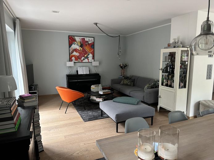 Near Simmerleinplatz: As-new, bright XXL semi-detached house, upscale features, KFW70 standard, with fitted kitchen – EG Wohnzimmer