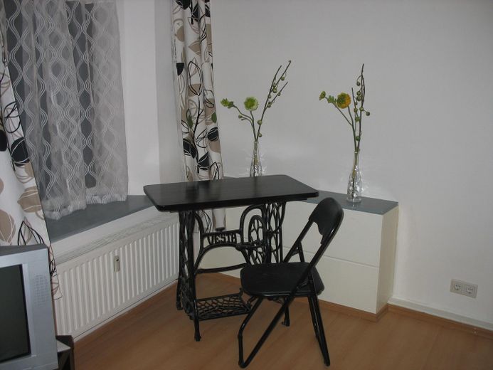Appartamento di 2 locali parzialmente arredato, ca. 60 m² al piano terra con cucina soggiorno e spazio esterno – Wohnbereich