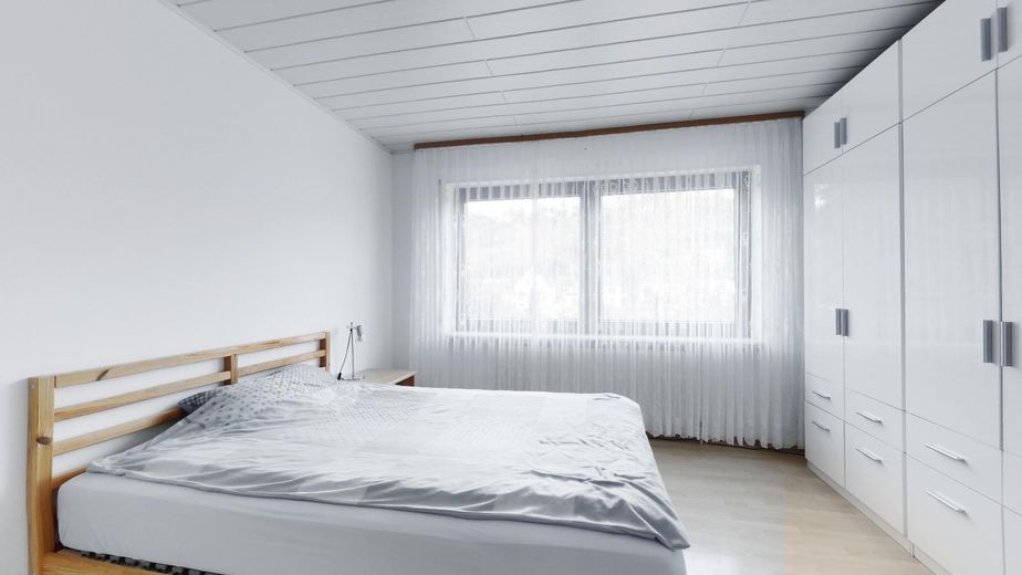 Groot een- tot tweegeneratiehuis met balkon, terras en garage – Schlafzimmer 1. OG