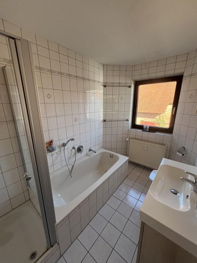 Moderne 4-Zimmer Maisonette-Wohnung mit Balkon und Tiefgarage in Nidderau Eichen – Bad