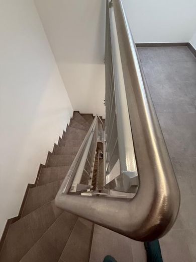 Appartamento di 3 locali, nuova costruzione, balcone, riscaldamento a pavimento, impianto di ventilazione, WE3 – Treppe