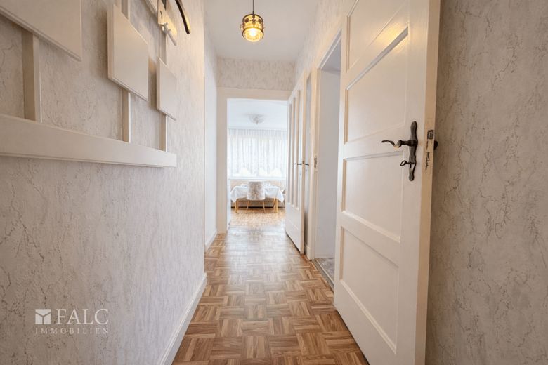 Dassow: Große Doppelhaushälfte mit Werkstatt, Scheune, 3 Garagen und 2.589 m² Grundstück – Flur