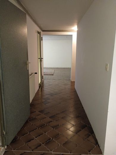 Villetta a schiera centrale ben tenuta con garage in posizione privilegiata – Flur_Keller