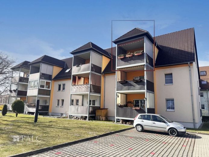 Extravagante Wohnung mit exklusivem Bad und Balkon sowie privatem Stellplatz und Einbauküche – Haus - Rückansicht mit Hof und Stellplatzfläche