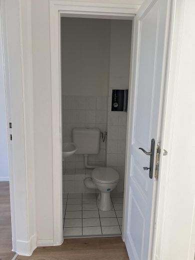 3-Zimmer-Whg, frisch modernisiert, Dusch-Wannenbad, Gäste WC, große Küche – Gäste-WC