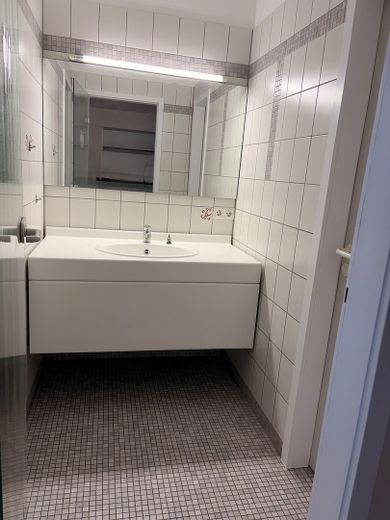 Helle Büro-/Praxisräume 110 qm in bester Lage – Waschtisch