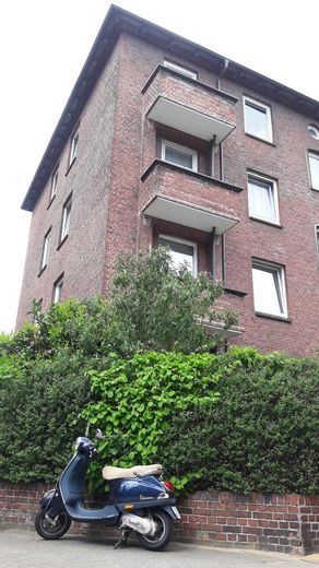 Suitable for a shared flat, 2 balconies(!), quiet side street, good infrastructure – 01-haus-vorderansicht