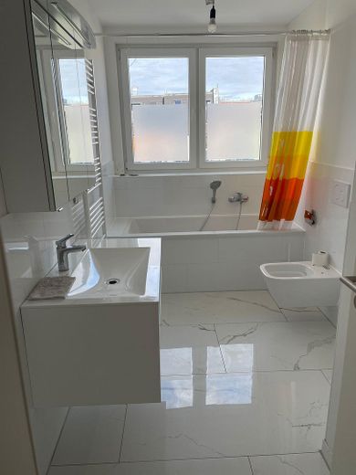 5-Zimmer-Wohnung mit schöner Dachterrasse Nähe Prenzlauer Berg – Tageslichtbad m. Badewanne