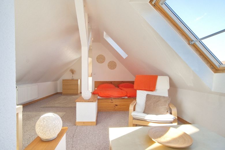 Behaglich-moderne Dachgeschosswohnung, verkehrsgünstig gelegen, für Berufspendler. – 4295060dfdb36f9be468a444287c943877bdd081.jpg