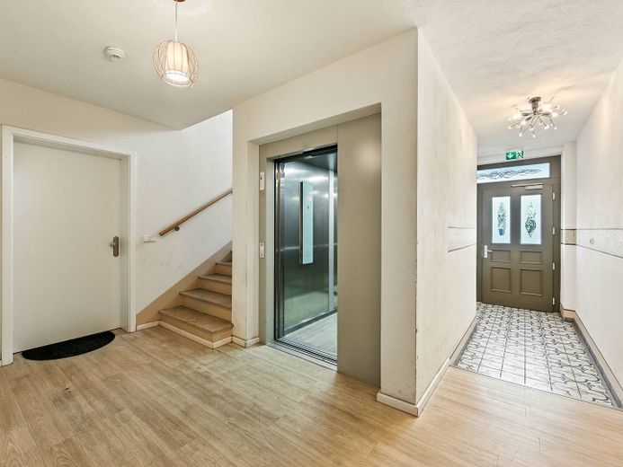 ¡Luminoso piso de 3 habitaciones en Dresde, Pieschen! – Hausflur mit Aufzug
