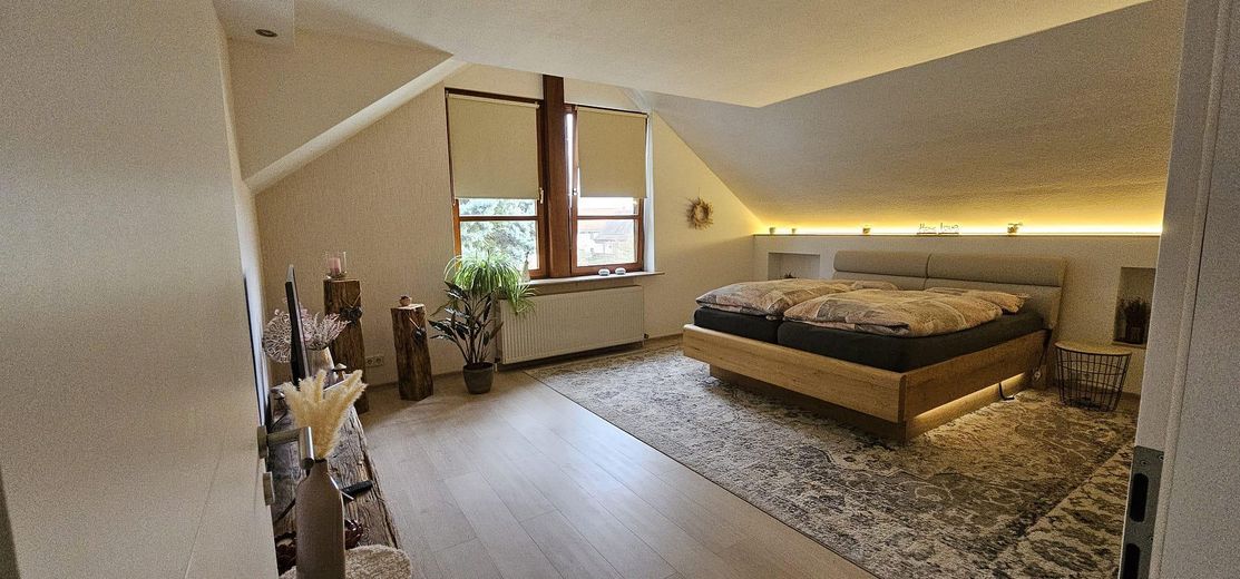 Maison pour 1 à 2 familles + appartement indépendant – Wohnen / Schlafen DG