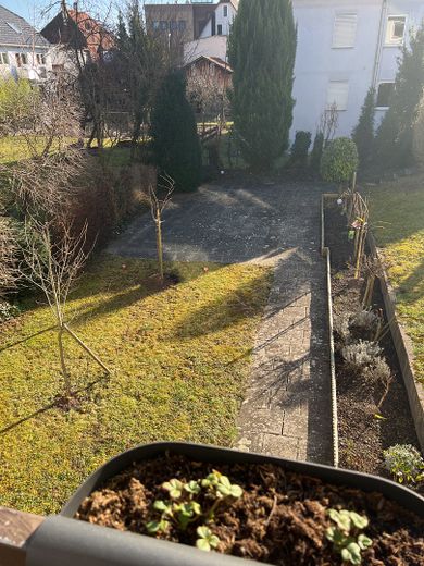 2,5 Zi-Wohnung Hochparterre mit Nord und Süd Balkon in ruhiger Lage, Tiefgarage, geringe Nebenkosten – Südbalkon, Blick in den Garten