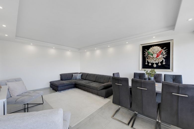 2020 Kernsanierte 4 Zimmerwohnung mit 2 Balkonen, Aufzug – Wohnzimmer