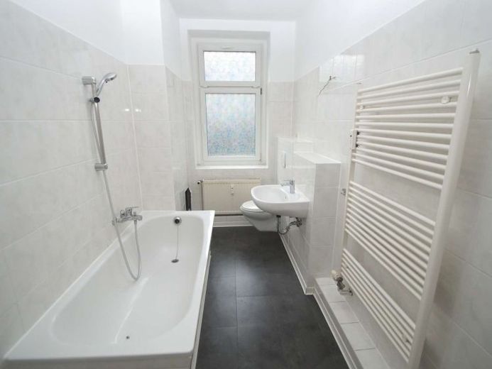 3-Zimmer-EG-Wohnung in Lindenau, Laminat, Badewanne – Foto 1