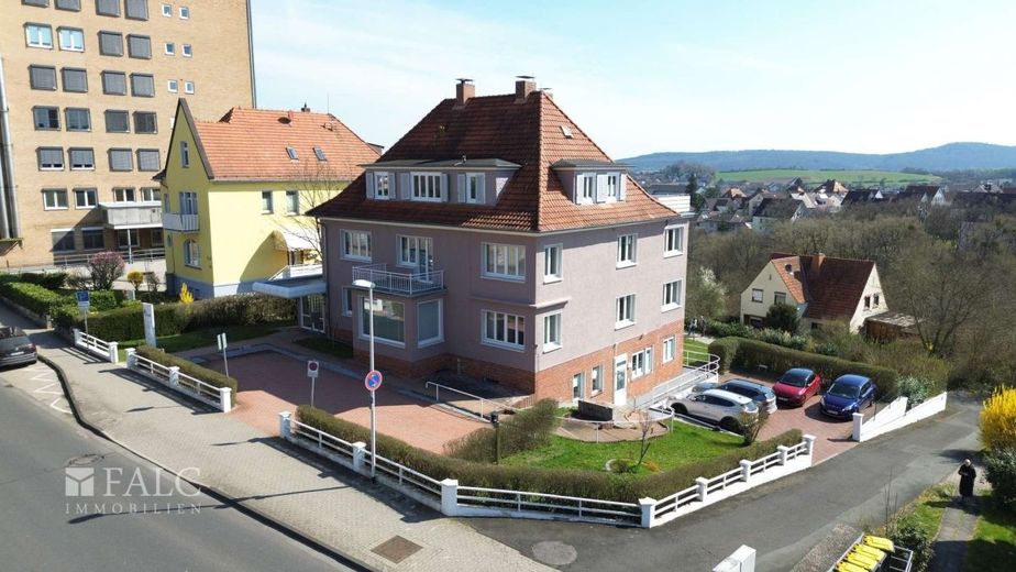 +++Vielseitiges 4 Mehrfamilienhaus oder exklusiver Firmensitz in Bad Wildungen+++ – Hausansicht seitlich rechts