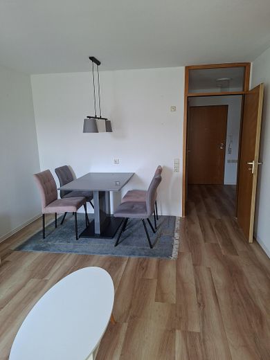 ¡Encantador apartamento pequeño en vivienda tutelada: sin comisión y listo para ocupar! – Wohnzimmer