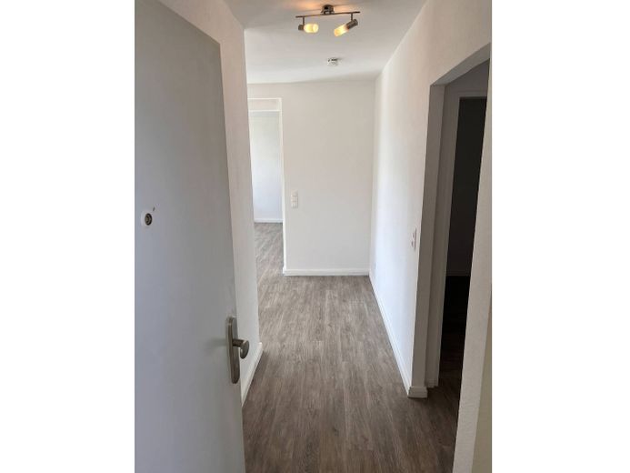 Moderne 3-Zimmer-Wohnung mit BALKON und EINBAUKÜCHE – Flur