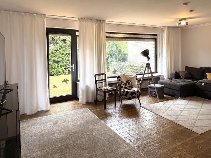 PRIVO DI PROVVIGIONE - casa unifamiliare indipendente in posizione migliore – abitare con giardino su attraente terreno d’angolo – Im geräumigen Wohnzimmer