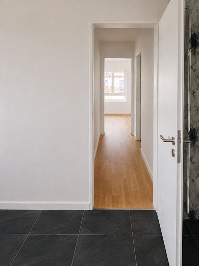 Erstbezug: A+ Neubau-Reihenhaus mit 6 Zimmern, Premiumküche, PV-Speicher & Garten – Flur Obergeschoss