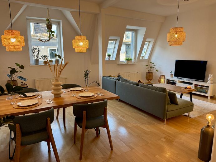 Maisonette de estilo antiguo inundada de luz, con chimenea, aire acondicionado y un ambiente residencial tranquilo – Wohn-/Esszimmer