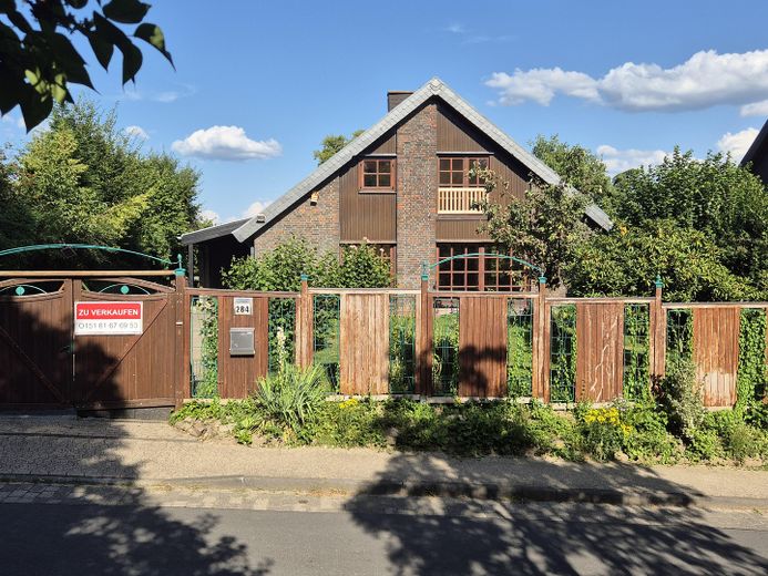 Familienfreundliches Landhaus – von privat – 01_Strassenseite-2