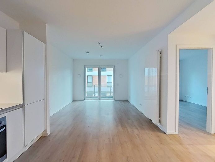 Moderno appartamento con 2 locali, cucina componibile e balcone a Schönefeld! – Muster II: Wohn-Essbereich