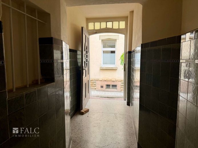 Lichtdurchflutete Altbauwohnung mit Terrasse in einer der begehrtesten Lagen Heidelbergs – Eingangsbereich ins Haus