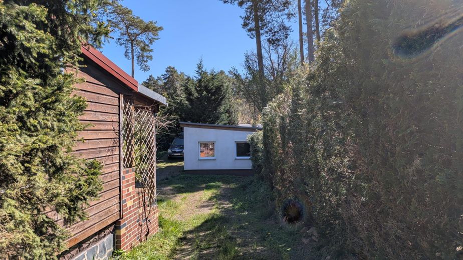 Erholungsgrundstück mit Wohnbungalow & Ausbau-Potential in Mützdorf (Bauland!)- sofort bezugsfertig – Blick - Einfahrt
